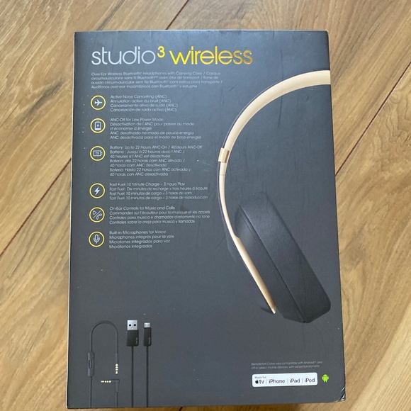 Beats by Dre Over-Ear Headphones - Black and Gold - Picture 13 of 16